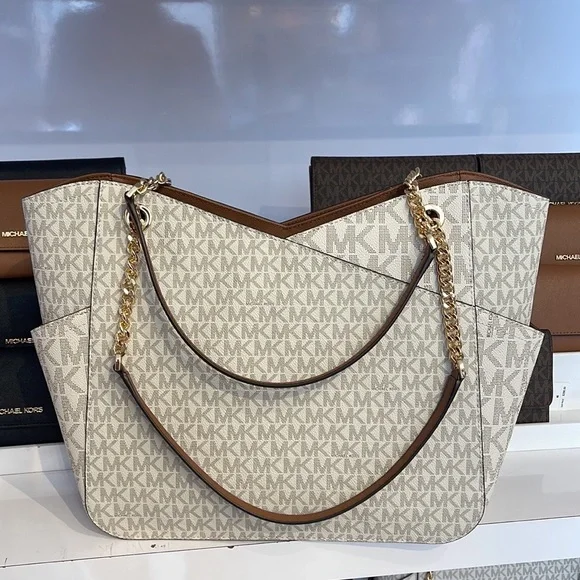 Michael Kors Jet Set Travel Large Chained Tote Shoulder Bag MK Vanilla 

NWT - Picture 14 of 16